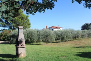 Property grounds - Spacious 7BR Villa Ideal for 13, No Pets, Triple Bathrooms (Ližnjan)