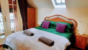 2 bedrooms, iron/ironing board, free WiFi, bed sheets