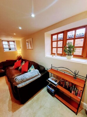 Smart TV, DVD player, books - Comfortable South Cliff Seaside Cottage in Scarborough (Scarborough)