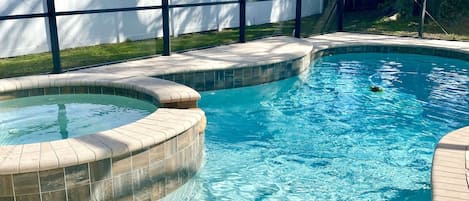 Una piscina al aire libre, una piscina climatizada