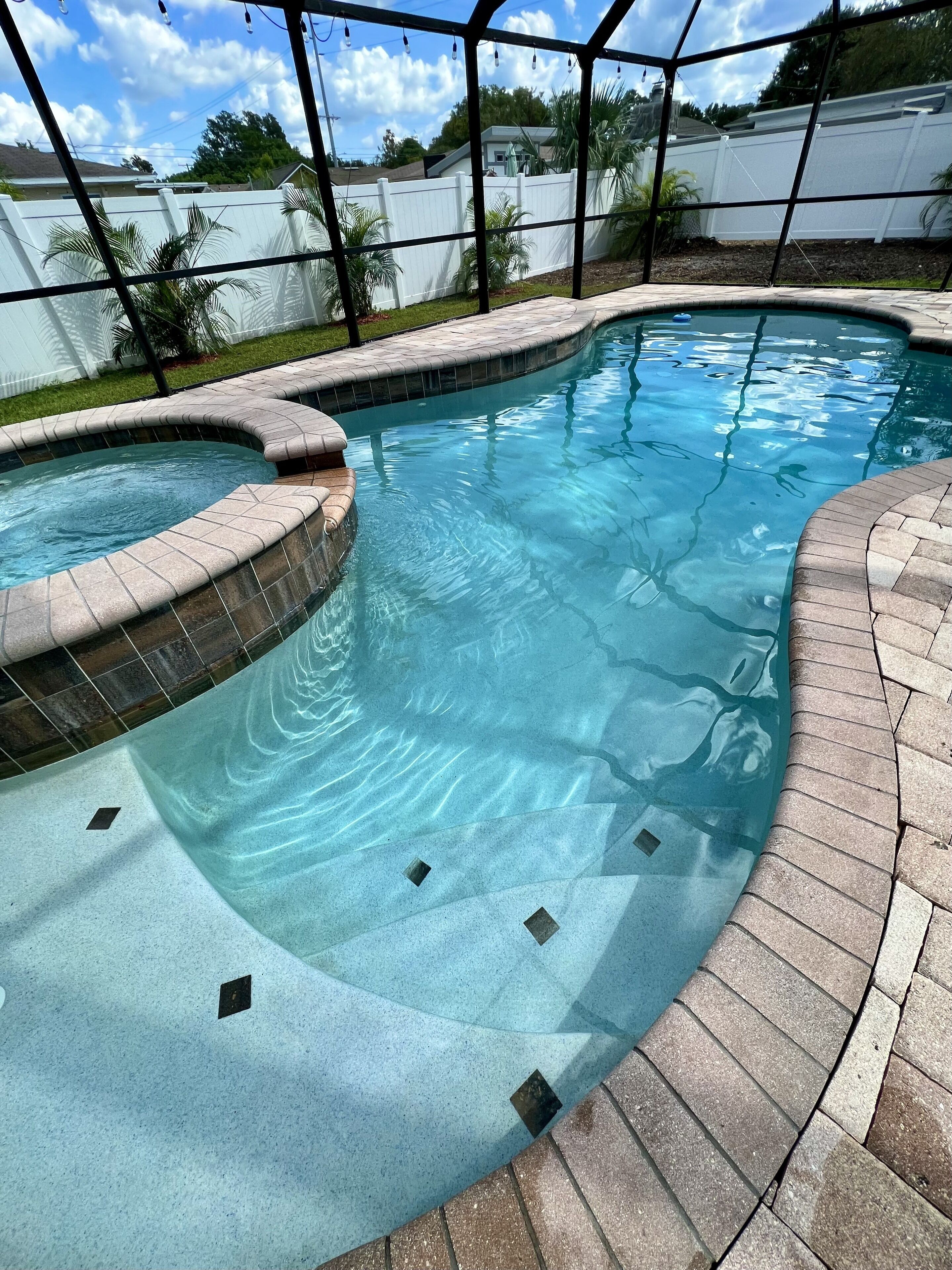 Utendørsbasseng og et oppvarmet basseng