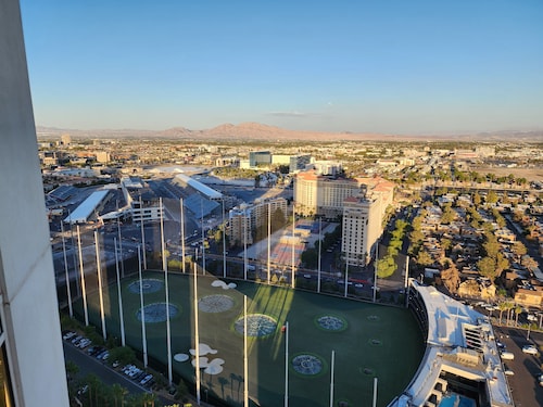 1BR Corner Penthouse Suite/Balcony 31st Floor