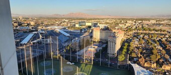 1BR Corner Penthouse Suite/Balcony 31st Floor