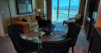 1BR Corner Penthouse Suite/Balcony 31st Floor