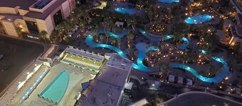 1BR Corner Penthouse Suite/Balcony 31st Floor