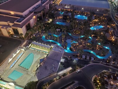 1BR Corner Penthouse Suite/Balcony 31st Floor