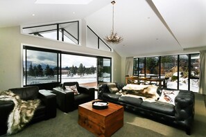 Luxury House, 3 Bedrooms | Living area
