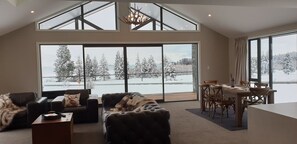 Casa de lujo, 3 habitaciones | Área de sala de estar | Televisión de pantalla plana