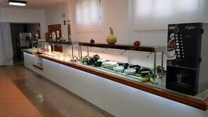 Desayuno buffet diario (EUR 3.5 por persona)