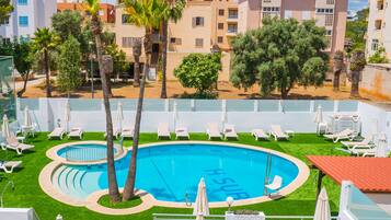 Una piscina al aire libre (de 10:00 a 19:00), sombrillas, tumbonas