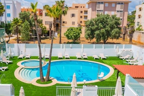 Piscina a l'aire lliure (horari: 10:00-19:00), para-sols i gandules