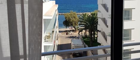 Down comforters, minibar, desk, free WiFi