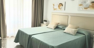 Cubrecamas, minibar, escritorio y wifi gratis