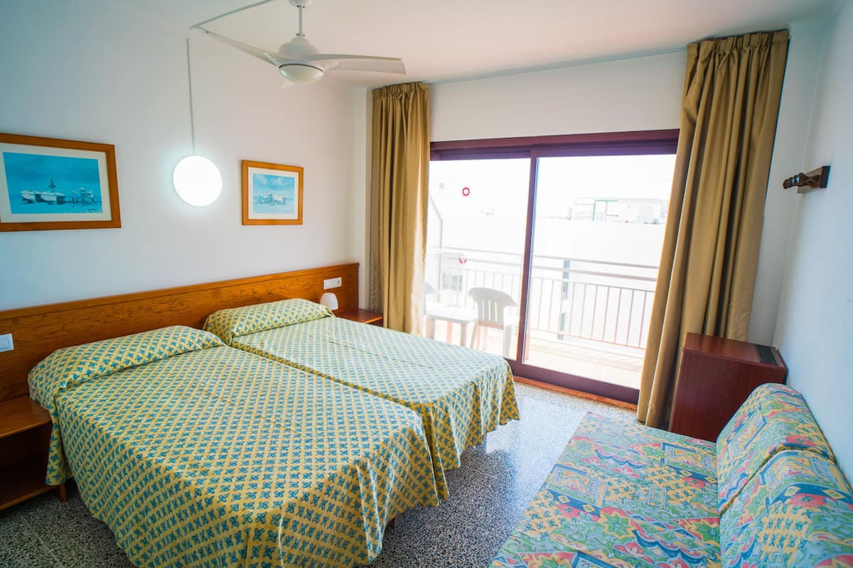 Cubrecamas, minibar, escritorio y wifi gratis
