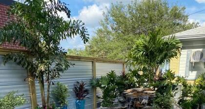 Pool & Close to dtwn w/2 Bikes