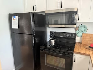 Køleskab, mikrobølgeovn, ovn, kogeplade