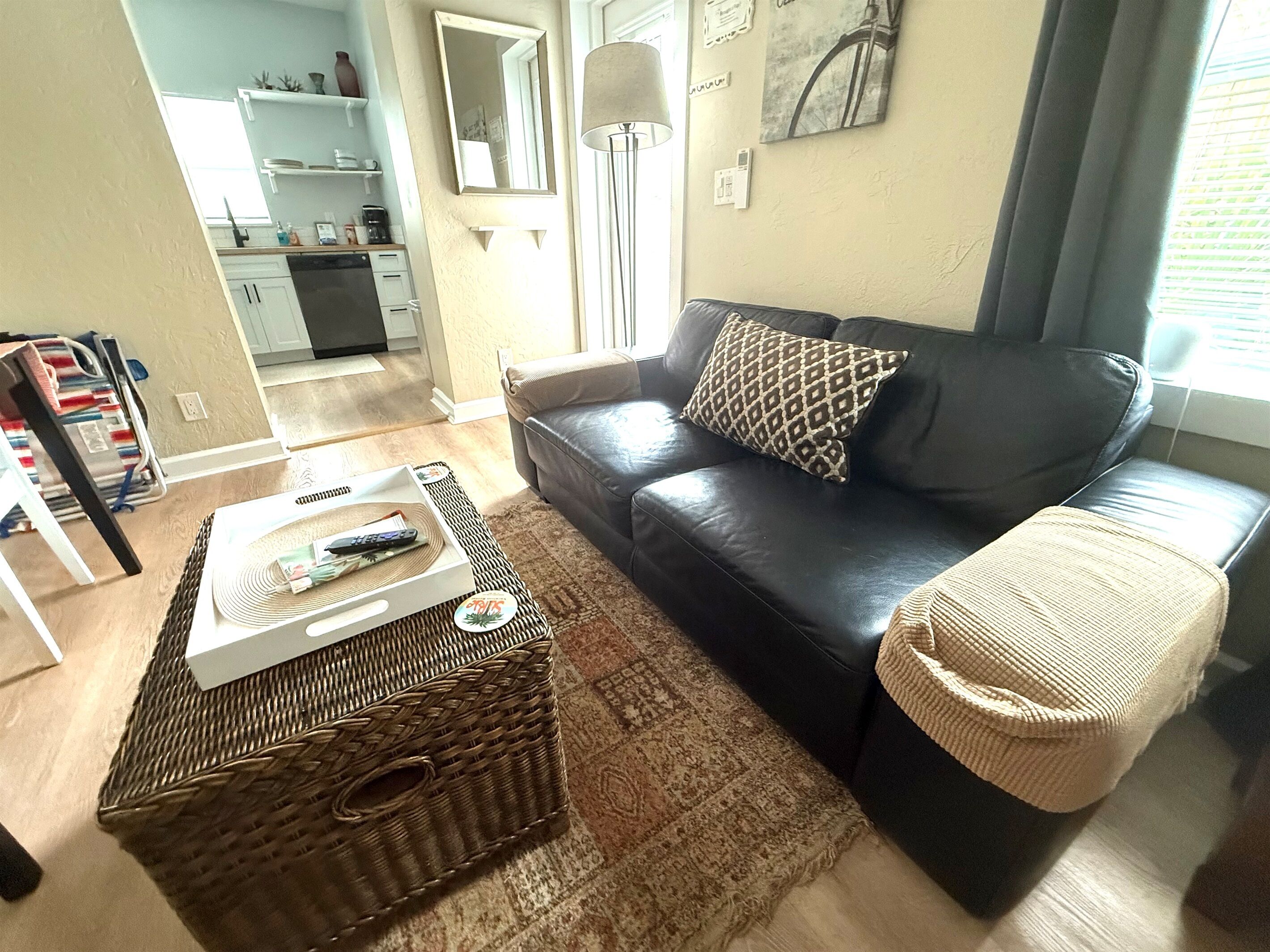 Una Smart TV, libros, una biblioteca de música, una oficina