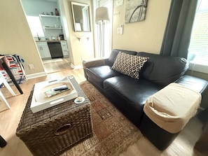 Smart TV, libros, biblioteca musical y oficina