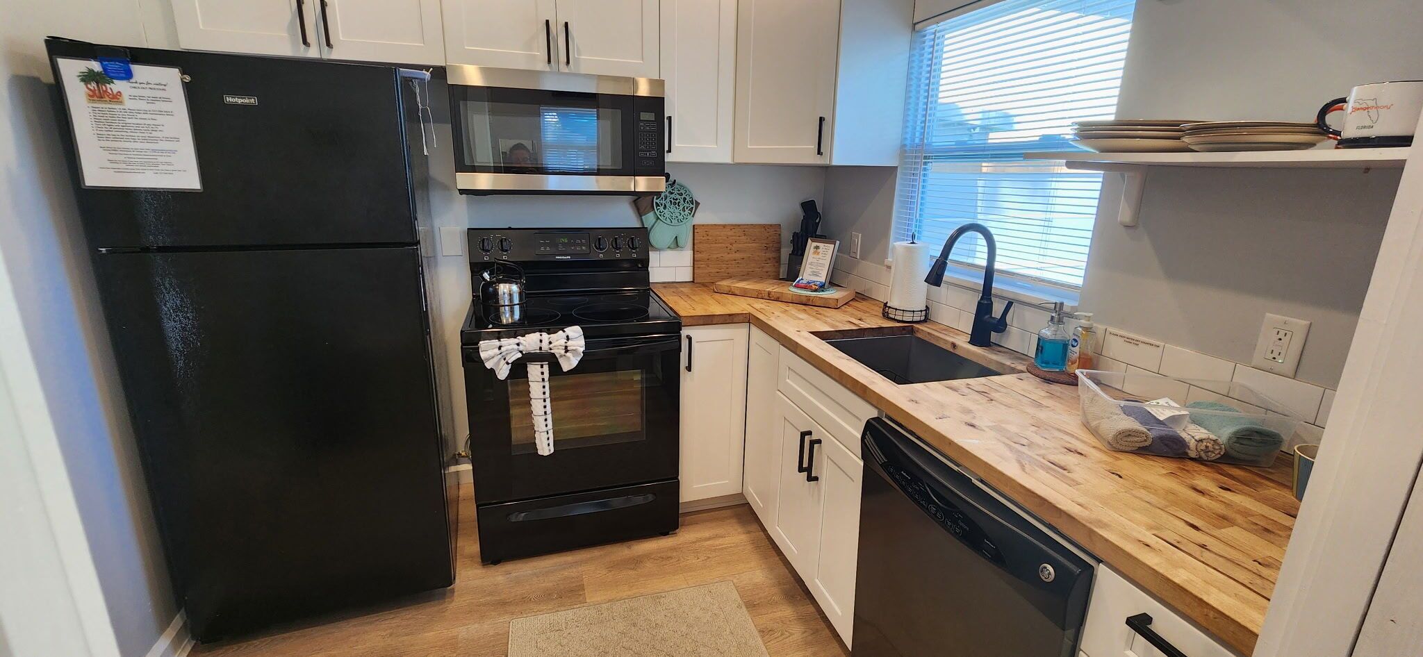 Frigorífico, microondas, horno y placa de cocina