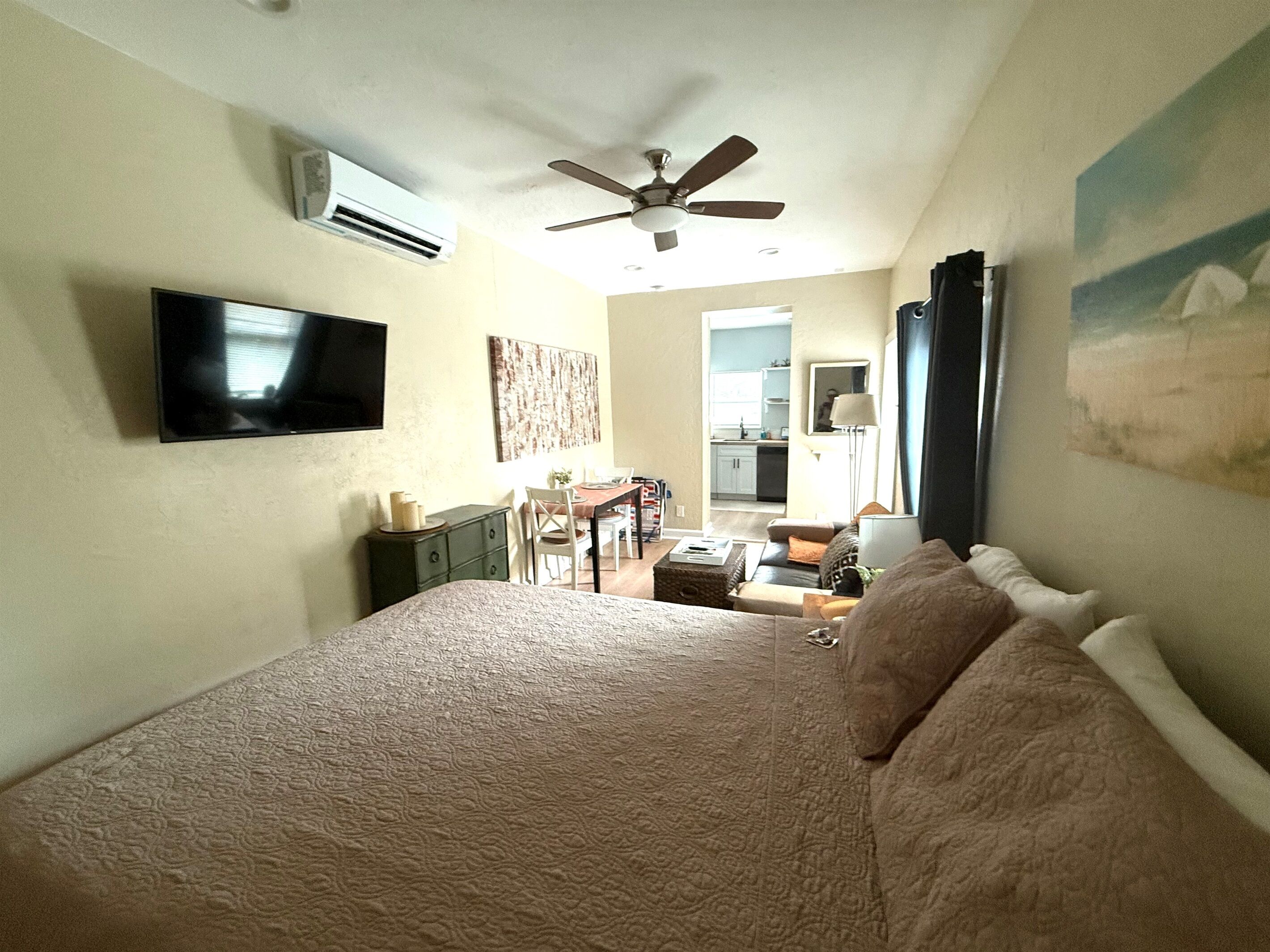 1 slaapkamer, een bureau, een strijkplank/strijkijzer, reisbedje