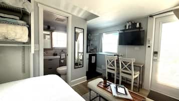 Bureau, fer et planche à repasser, accès au Wi-Fi (inclus)