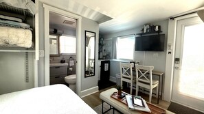 Escritorio, tabla de planchar con plancha, wifi gratis y ropa de cama 