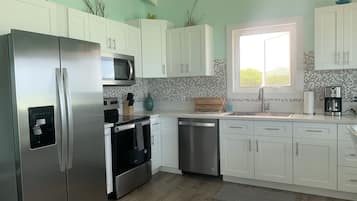 Geladeira, micro-ondas, fogão, cooktop