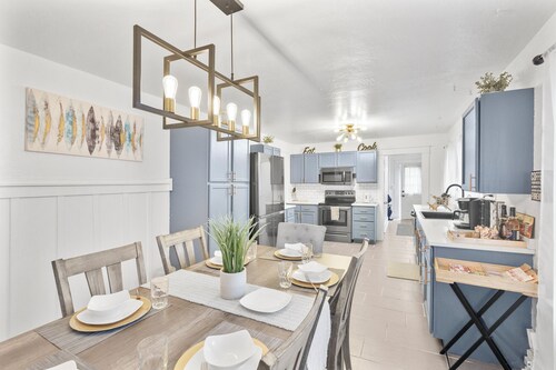 Minutes to Redwoods and Short Walk to Ocean - 4/Bdr. Home - The Modern Vintage