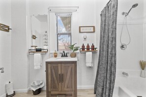 Bañera con ducha, secador de pelo, toallas, jabón