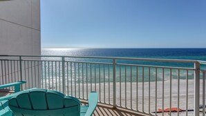 Ein Balkon mit Blick auf den Ozean und den Strand.