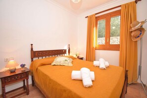 2 bedrooms, iron/ironing board, free WiFi, bed sheets