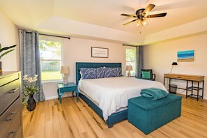 3 makuuhuonetta, työpöytä, silitysrauta/-lauta, vauvan matkasänky