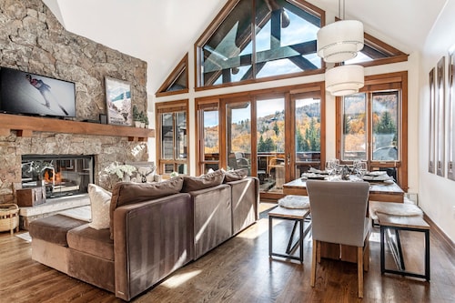 True Ski InOut, Snow Cloud, 2 Master Suites, Hot Tubs, walk to Ritz Pool