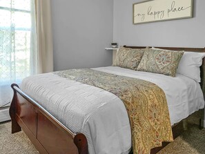 1 bedroom, iron/ironing board, WiFi, bed sheets - All New Private and Cozy in great location (Wallingford)