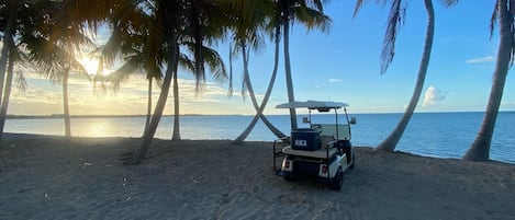 Perto da praia, espreguiçadeiras, toalhas de praia 