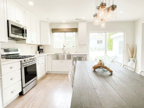 Frigorifero, microonde, forno, piano cottura