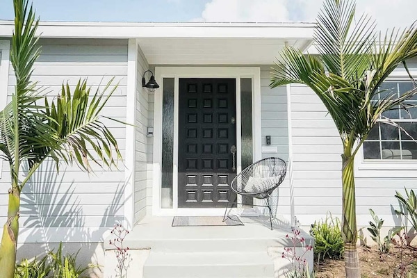 Welcome to paradise! Our front door entry sets the tone for a tropical beach escape—where every step leads to seaside serenity. 🌴🚪🏖️