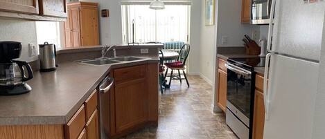 Geladeira, micro-ondas, fogão, cooktop