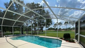 Una piscina coperta con vista libera sul paesaggio circostante.
