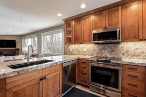 Jääkaappi, mikroaaltouuni, liesi, astianpesukone