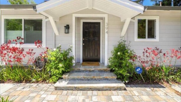 Una casa con portico, una porta e una cassetta delle lettere.
