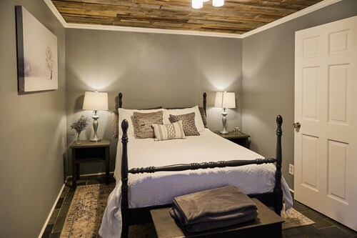 Completely Remodeled-- 1/1 just 2 blocks from the base!