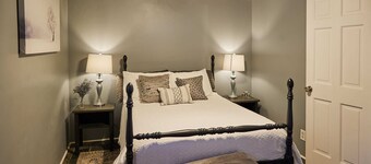 Completely Remodeled-- 1/1 just 2 blocks from the base!