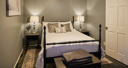Completely Remodeled-- 1/1 just 2 blocks from the base!