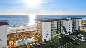 Un hôtel doté d’une piscine, d’un parking et offrant une vue sur la plage et l’océan.