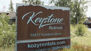 Señal de Keystone Retreat en el número 33277 de Keystone Drive.