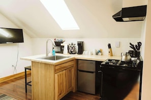 Fridge, microwave, oven, stovetop - Ptarmigan Suite @ Keystone Retreat (Soldotna)