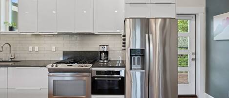 Refrigerador, microondas, horno y parrilla de estufa