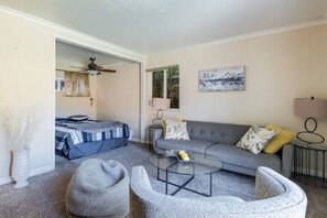 TV - Modern little poolside house By Downtown Mountain View! (Mountain View)