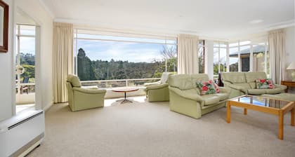 Scarlett's Place - Golf Retreat, 4 Bedroom, 2 Bathroom, Sauna, BBQ, Deck, Accessible
